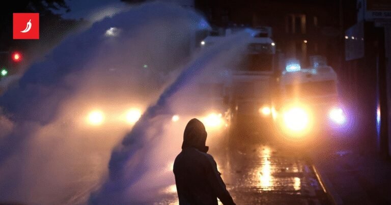 U Sjevernoj Irskoj ponovo neredi. Bacali kamenje i molotovljeve koktele na policiju