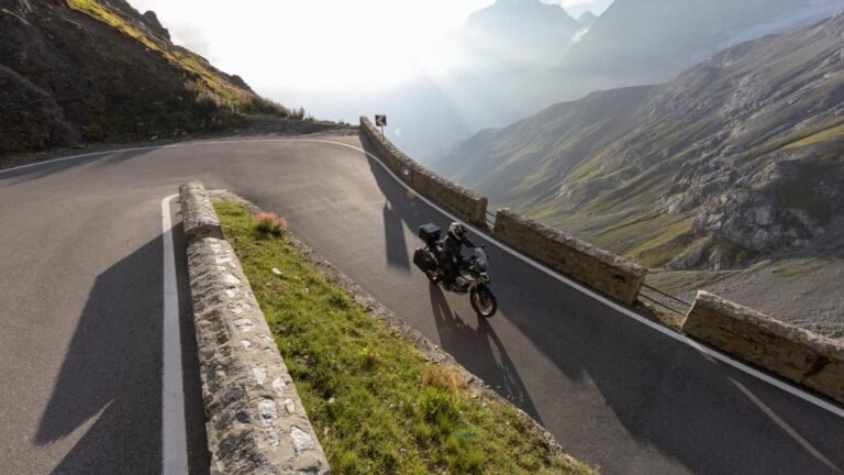Passi di montagna in auto e moto: 15 intinerari