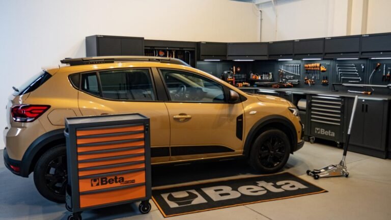 Manutenzione Dacia Sandero: come cambiare le pastiglie dei freni e una lampadina