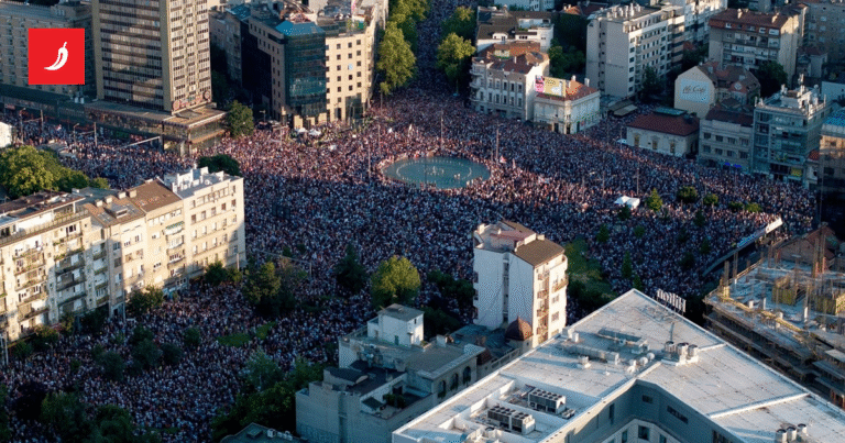 Policija krenula na prosvjednike u Beogradu, odjekuju topovski udari, petarde…