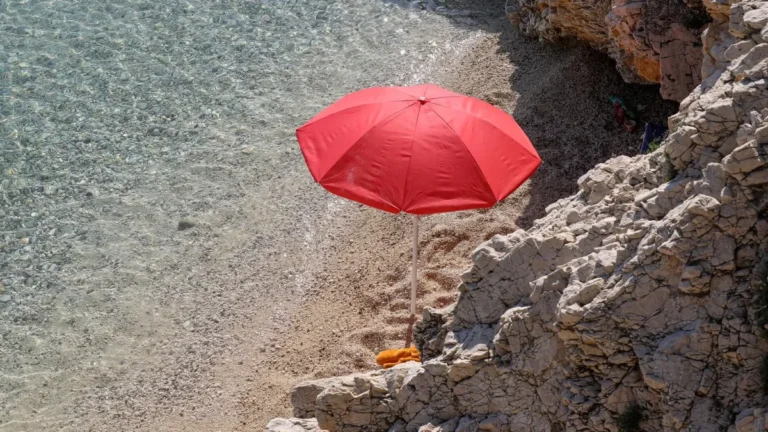 Stravična nesreća na plaži. Suncobran probio spasiteljicu, morali ga rezati pilom