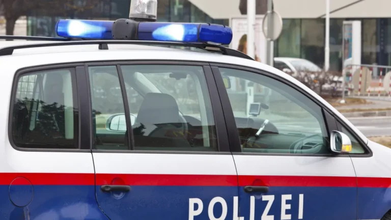 Autobus pun turista zakucao se u kamion. Vozač ostao priklješten, izvlačili ga vatrogasci