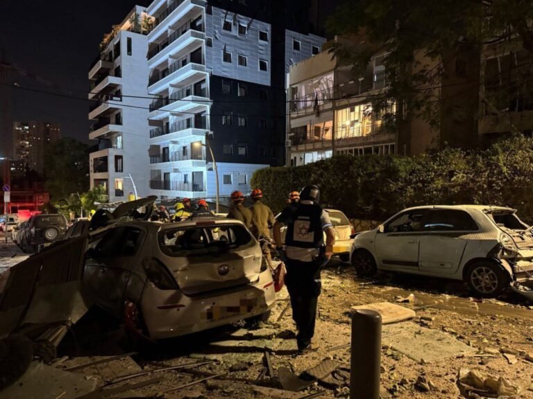 Žestoki napad na Tel Aviv: Iran stotinama balističkih raketa i dronova probio Željeznu kupolu