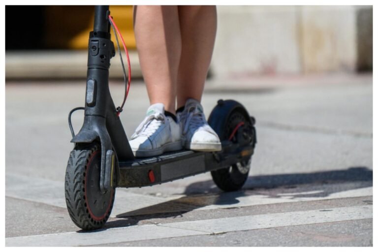 Kaos u Sisku: Dijete izazvalo prometnu nesreću električnim romobilom, ozlijedilo se o auto