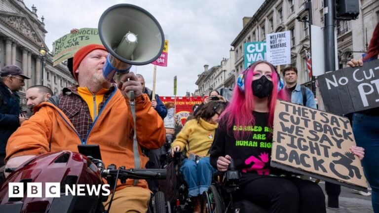 Starmer changes tone in bid to win back Labour MPs