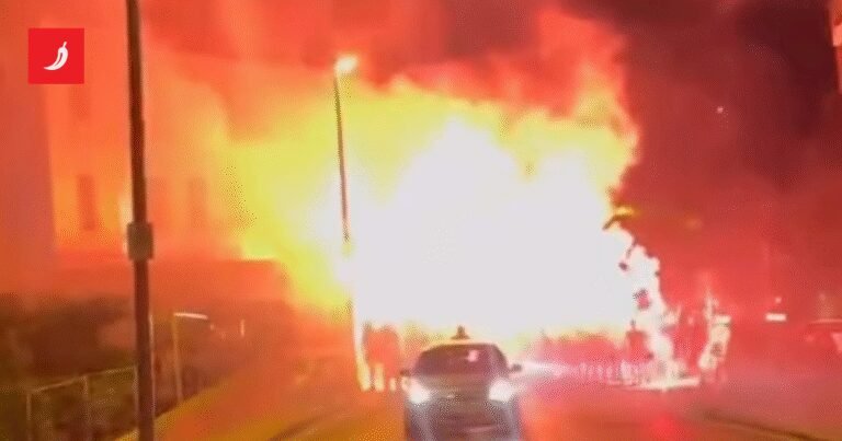 Torcida blokirala centar Šibenika, palili baklje i skandirali ispred zatvora