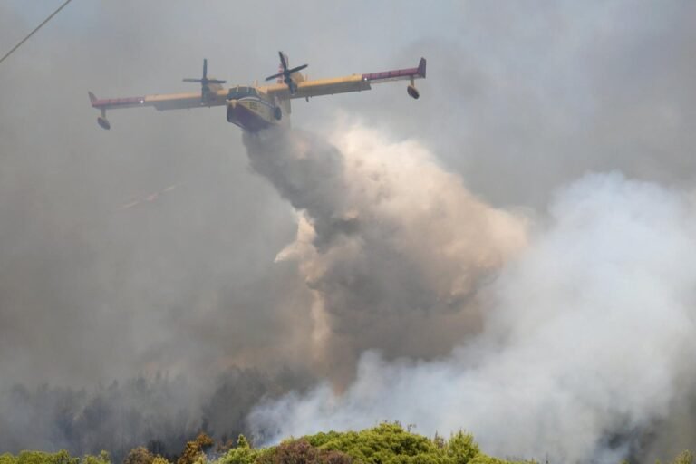 Vatrogasci opet u akciji. Izbio požar kod Knina, podignuta dva kanadera, zbog opasnosti isključena i struja