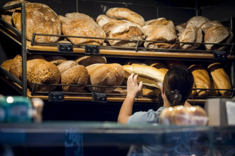 Slobodna Dalmacija – Šokantan napad u pekari: 43-godišnjakinja izazvala kaos, kupci ostali zgroženi. Prvo je uzela tuđu vrećicu, a onda…