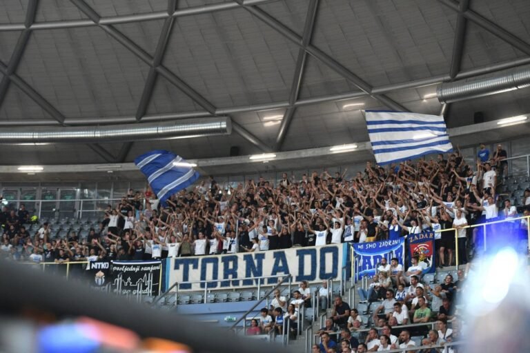 Zadar nadigrao Split na Višnjiku! Opet problemi s navijačima: tri minute prije kraja na tribinama eksplodirala dva ”topovska udara”!