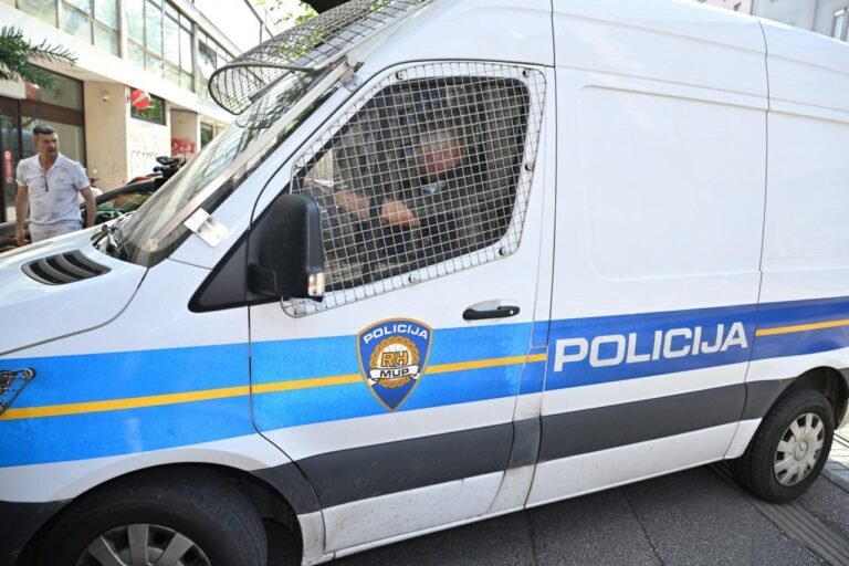 Slobodna Dalmacija – Policija privela nizozemskog državljanina; tereti ga se za nasilje u obitelji; opirao se i prilikom uhićenja