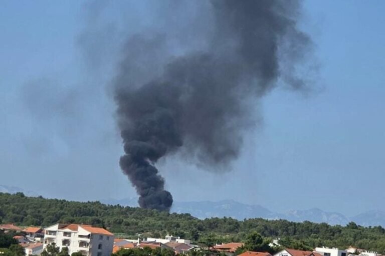 Opet planuo deponij u Diklu – vatrogasci na terenu gase požar!