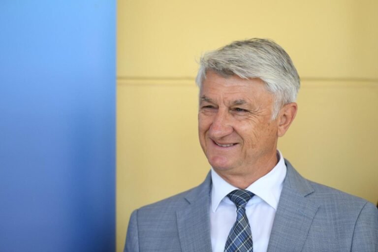 Zahvaljujem svima s kojima sam surađivao, ali i onima koji su me svojim konstruktivnim kritikama potaknuli da izađem izvan okvira