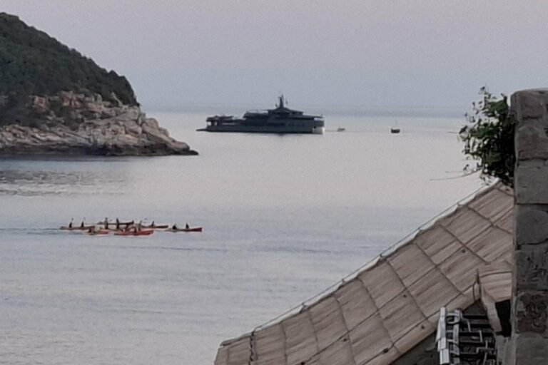 Luksuzna jahta Pink Shadow usidrila se ispred grada