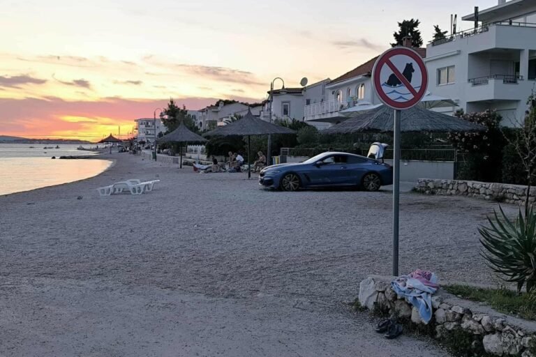 ‘Frajer’ krenuo na more, pa automobil ostavio nasred plaže u blizini Žaborića: ‘Čuva li mjesto za ručnik?’