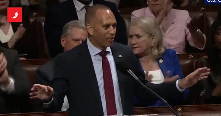 Lider demokrata u Kongresu govori već šest sati. Želi spriječiti veliki Trumpov zakon