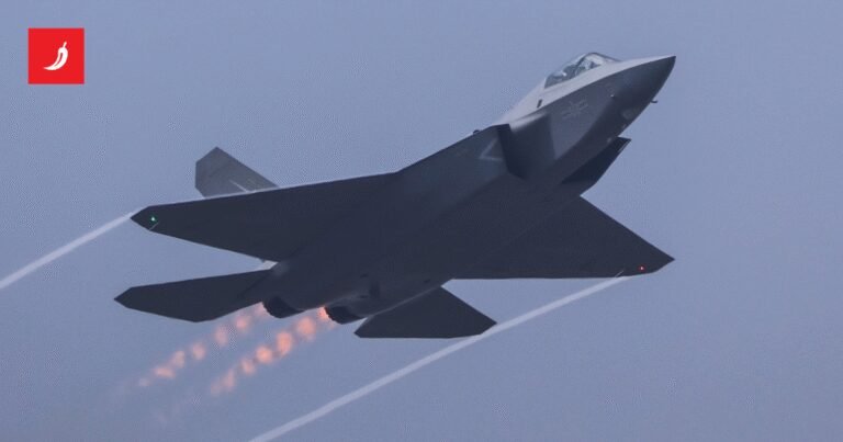 Kineski borbeni avioni pete generacije snimljeni u letu. Rivali su američkim F-35