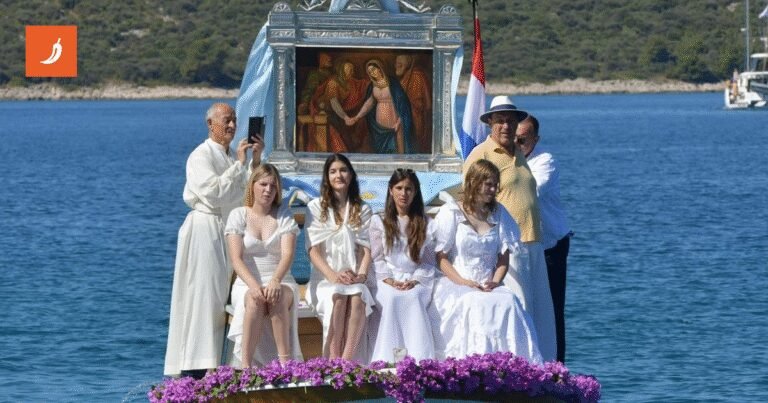 U Rogoznici slavili Gospu od Kapelice. Procesija uključuje brod i djevojke u bjelini