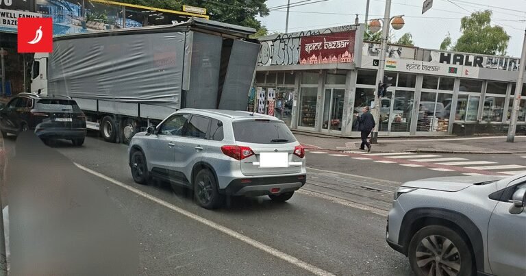 Kamion zapeo za žice na križanju Vodnikove i Savske
