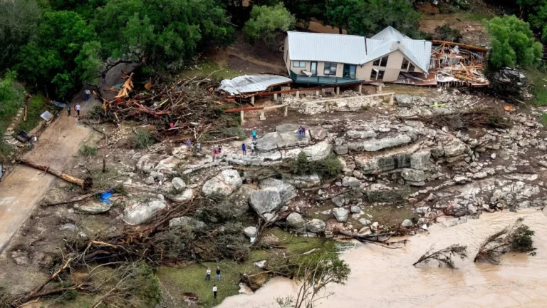 Katastrofalne poplave poharale Teksas, a nove prijete: Ima poginulih i nestalih