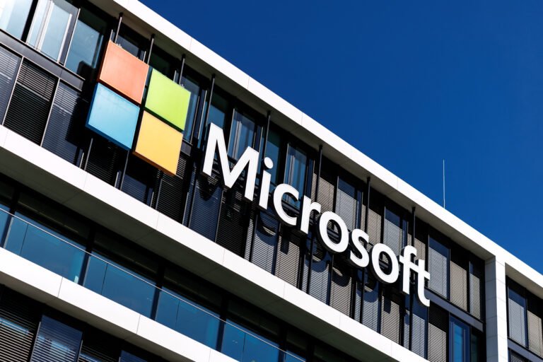 Microsoft u središtu kontroverzi: Nakon masovnih otpuštanja traži vize za tisuće stranih radnika