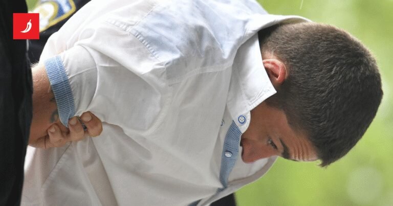 FOTO Muškarca osumnjičenog da je ubio svoju majku dovode na ispitivanje