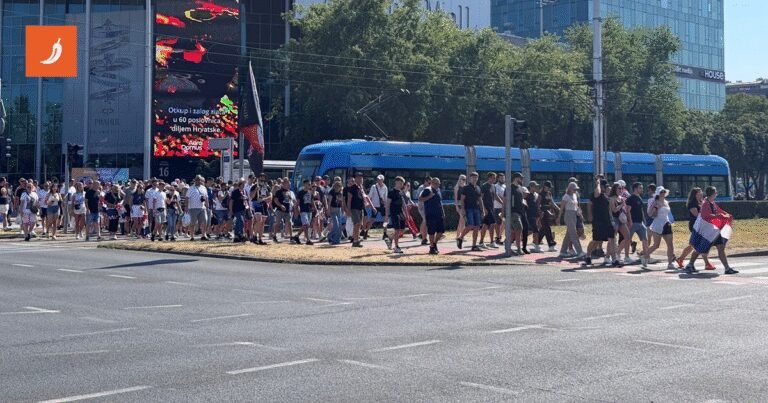 FOTO I VIDEO Kolone ljudi se slijevaju prema Hipodromu sa svih strana
