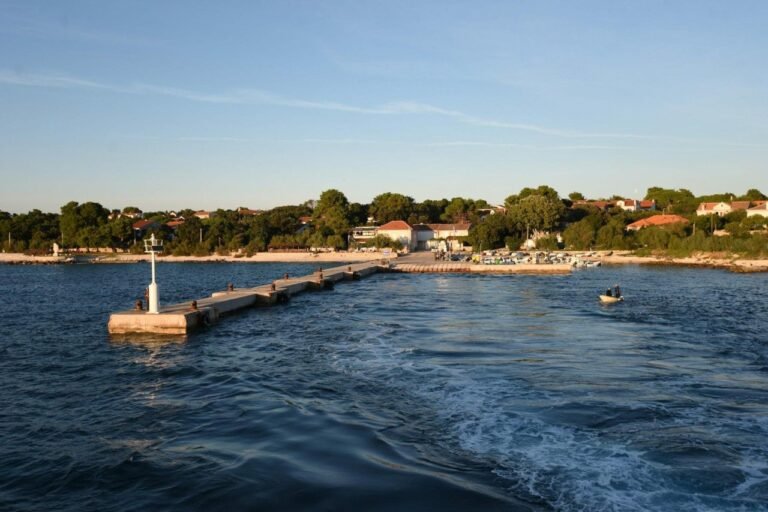 Zadarski – Trajekt pola sata nije mogo pristati zbog jahti. Kad su ih upozorili “zaradili”