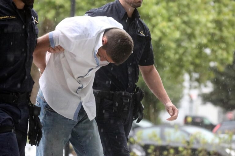 Slobodna Dalmacija – Preživjeli polubrat opisao detalje stravičnog masakra: Začuo sam lupanje i na vratima vidio Emanuela sa sjekirom