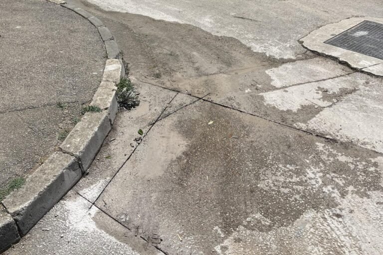 Na Meladi već sedam dana voda teče iz puknute cijevi: “Evo ti gdje ti curi voda, direktore!”