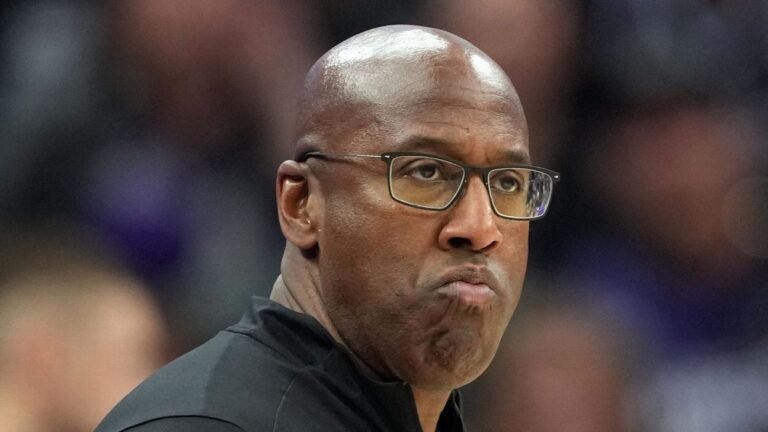 Sources – Mike Brown emerges as strong candidate for Knicks job